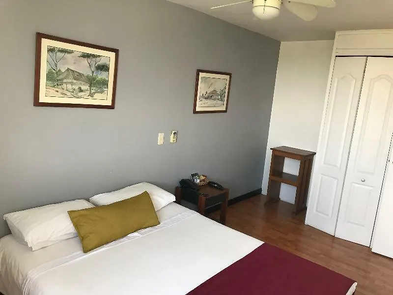 Hotel Santa Ana 메딜린